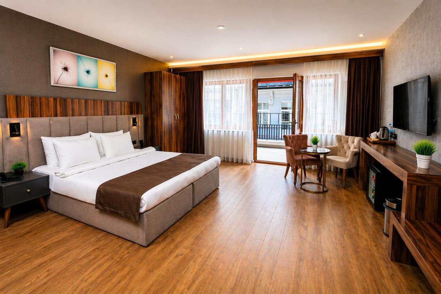 Deluxe, Double Bed, Lateral Side Sea View