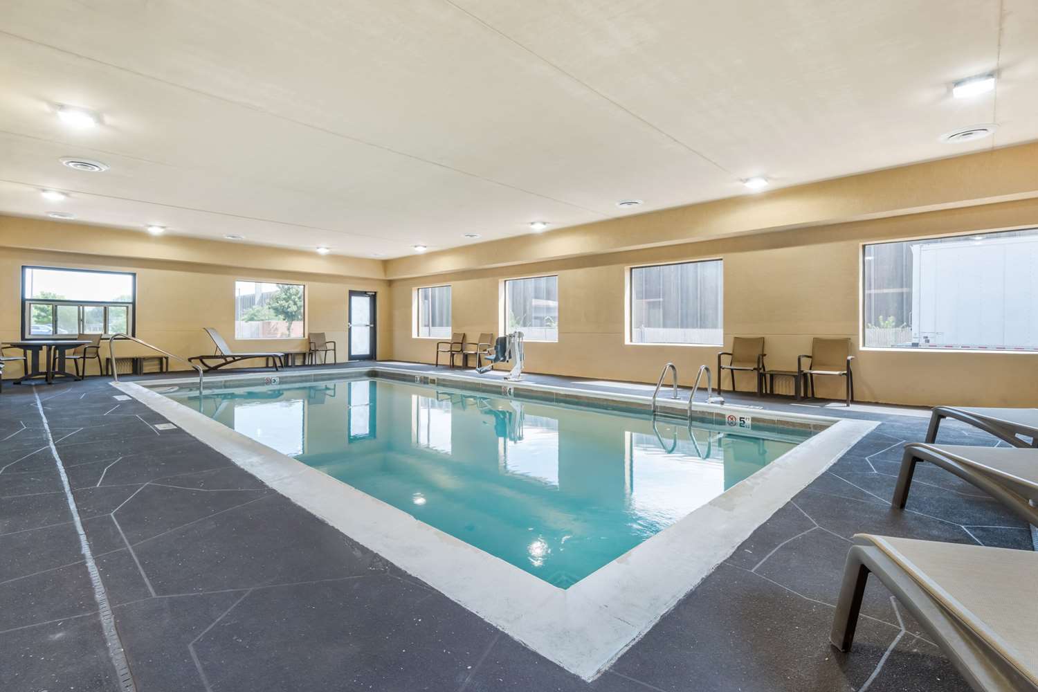Comfort Suites Louisville Airport 15/35