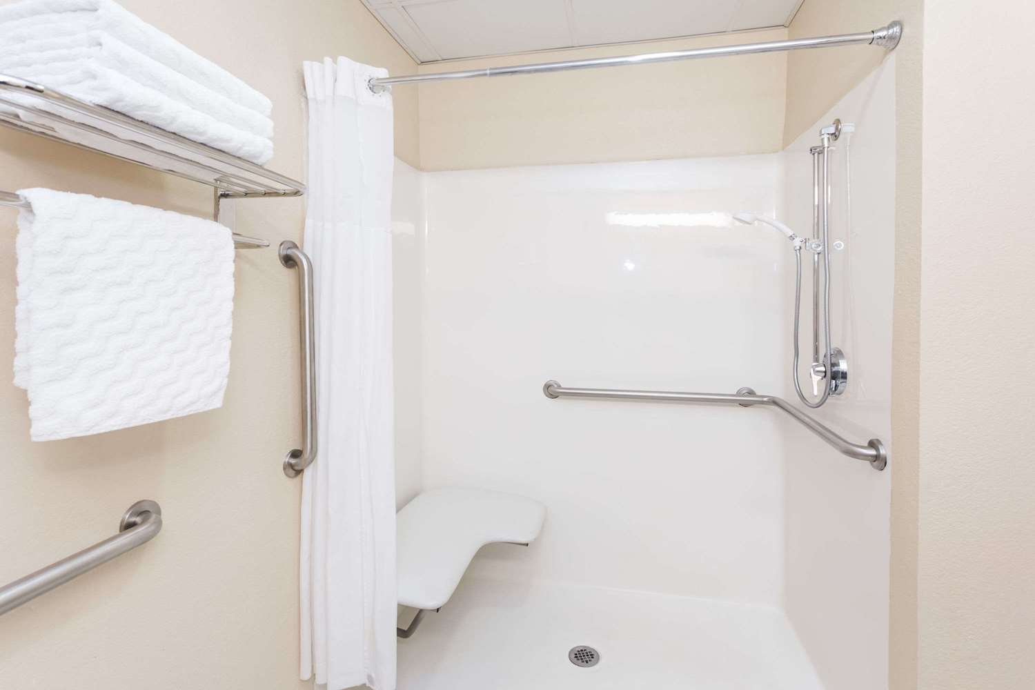 Days Inn & Suites by Wyndham Savannah North I-95 40/41