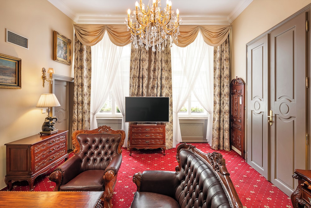 Iron Gate Hotel And Suites 51/71