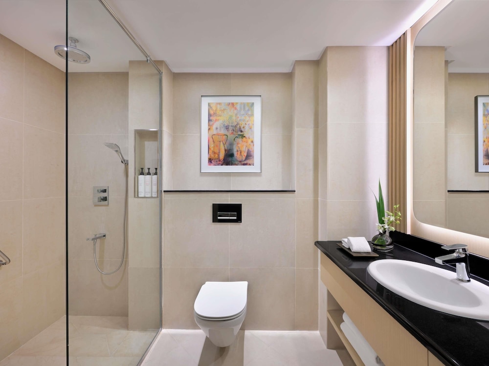 غرفة ديلوكس بسرير كينج، Swissotel Al Murooj Dubai 6/9