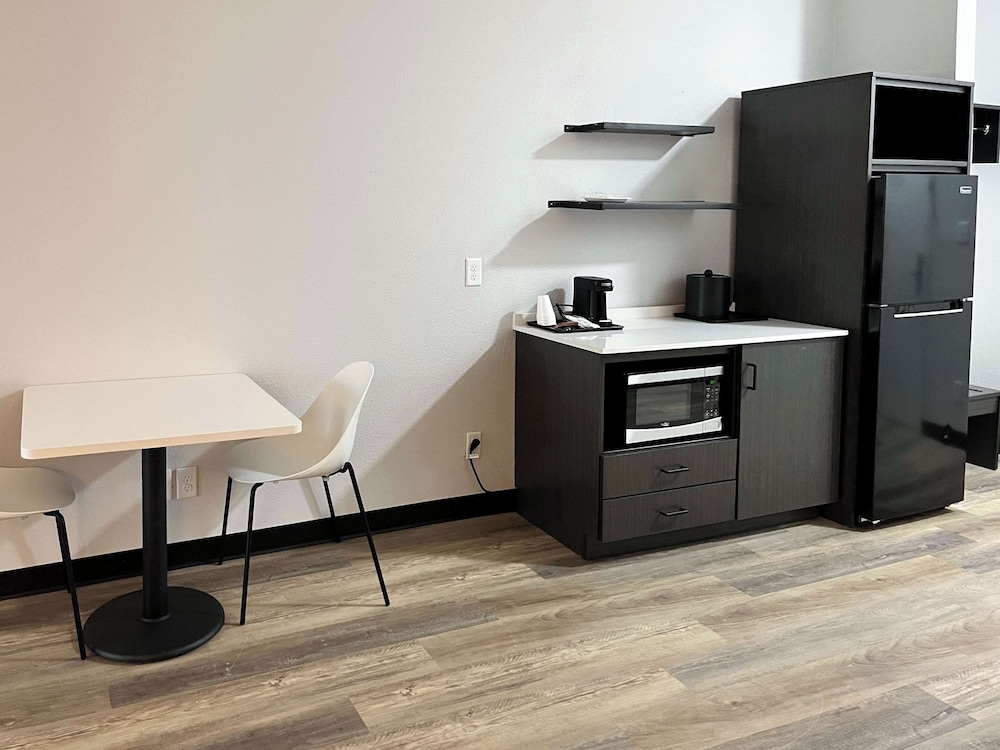 Studio6 Suites Elkhart, IN 32/40