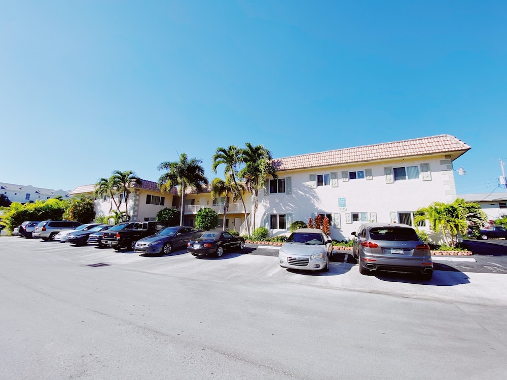 Coco Palms Apartments by Lowkl 20/28