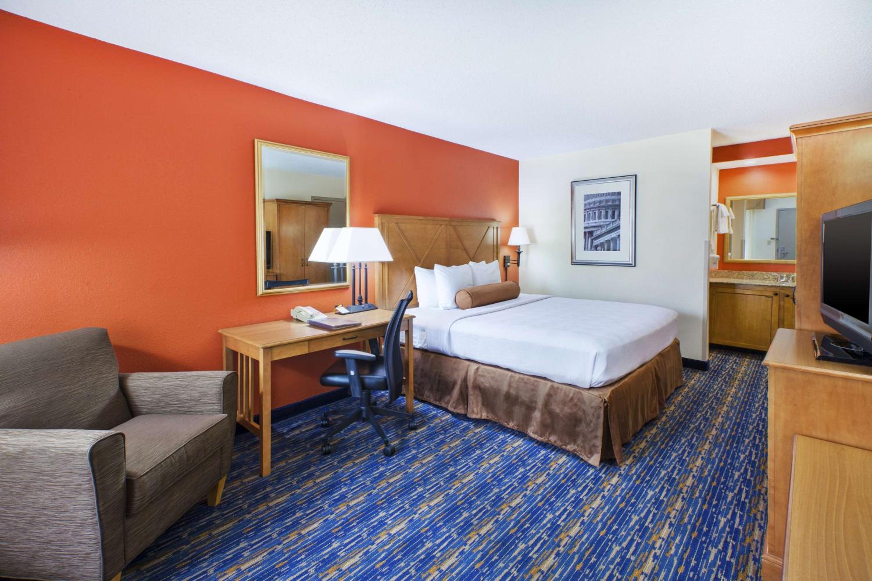 غرفة بسرير كينج في الطابق الأرضي، Best Western Dulles Airport Inn 8/10