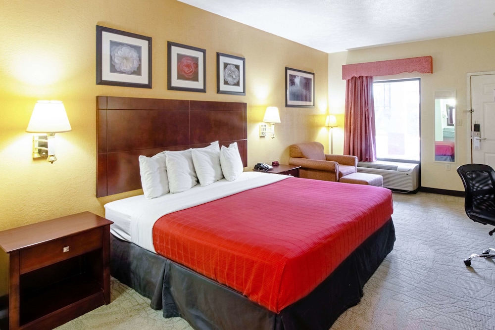 Quality Inn & Suites Dickson TN 20/46