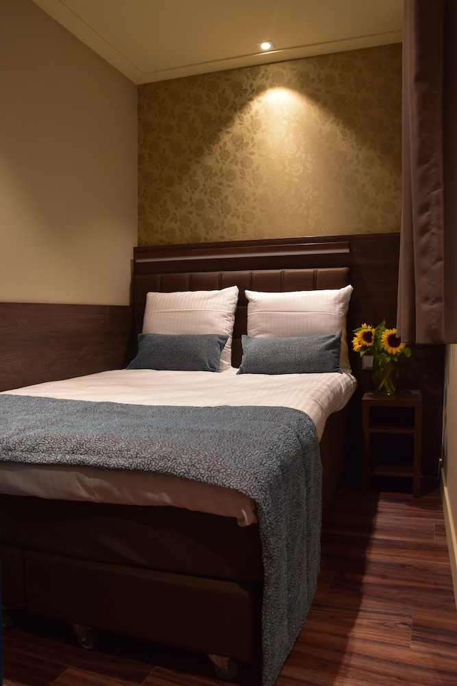 ROOM, SINGLE