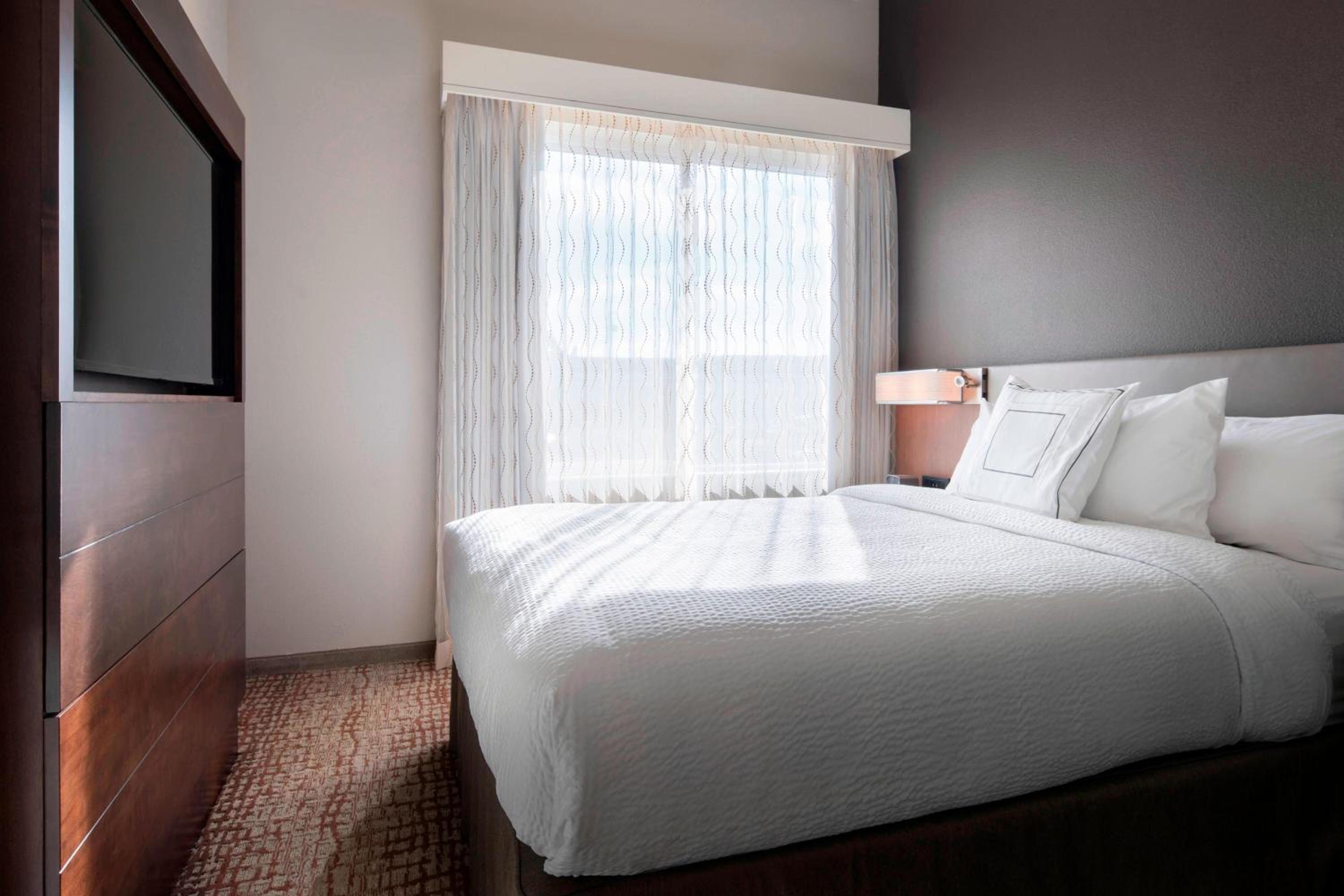 جناح بسريرين كوين بغرفتي نوم مع أريكة، Residence Inn Redwood City San Carlos 2/4