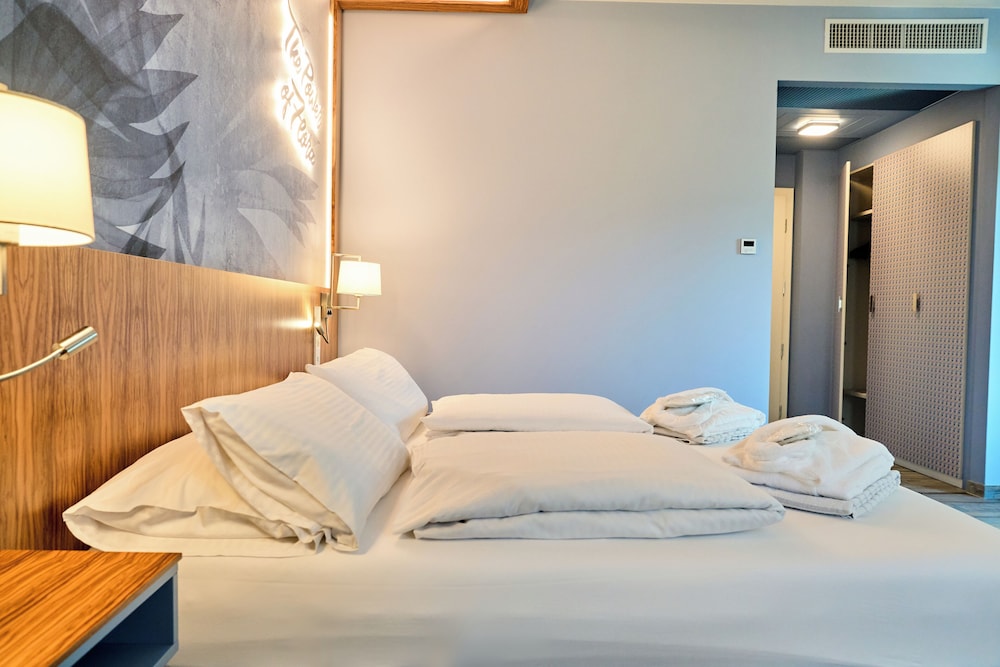 Superior, King Bed, Bath and Shower، Parc Hotel Flora 2/10