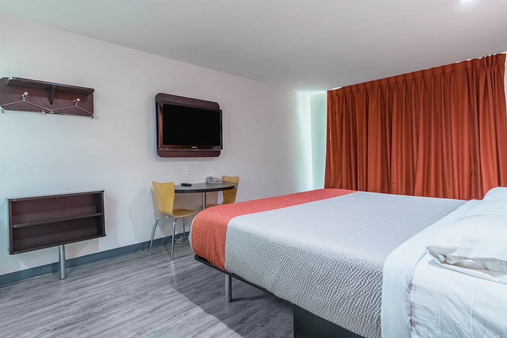 غرفة قياسية بسرير كينج، Motel6 Barstow, CA - Route 66 2/10