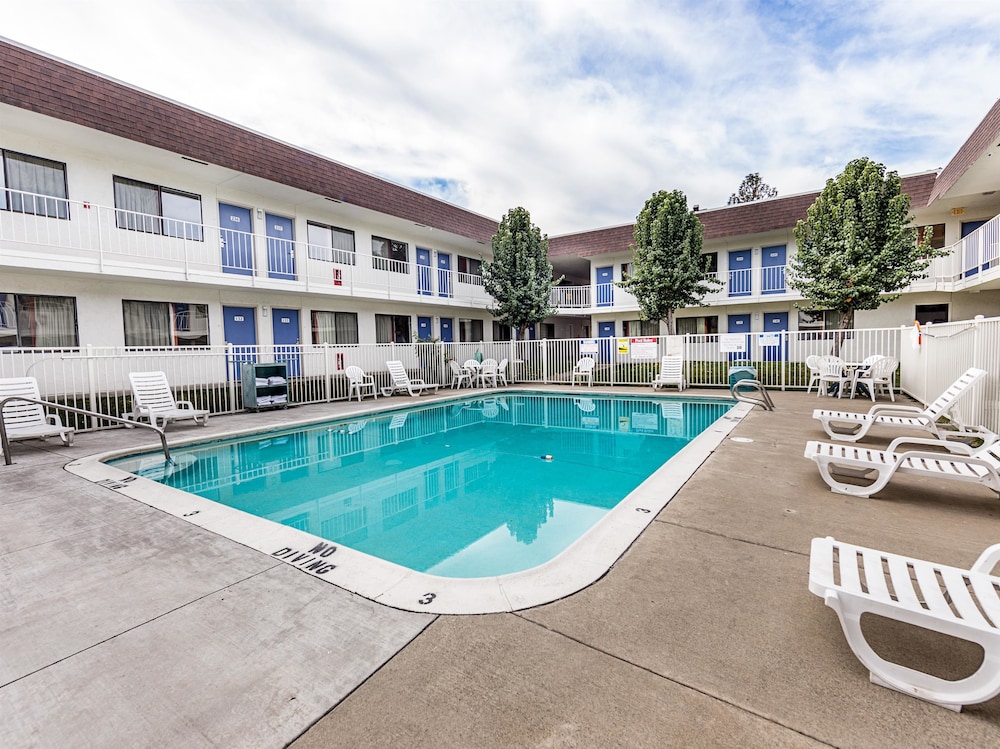 Motel6 Yreka, CA 55/62