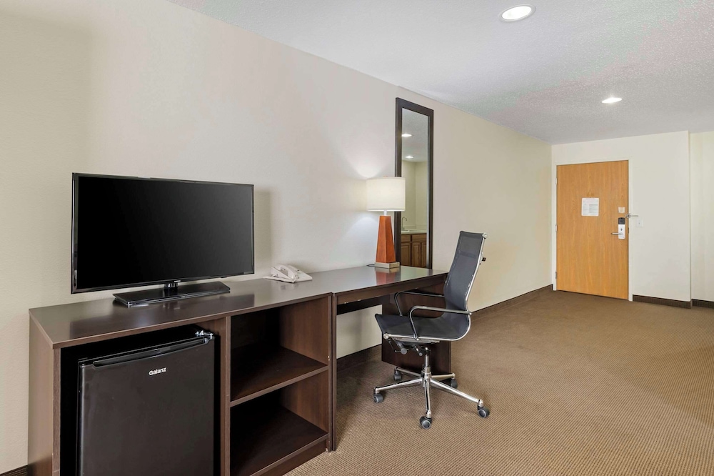 Sleep Inn & Suites Charles City 43/54
