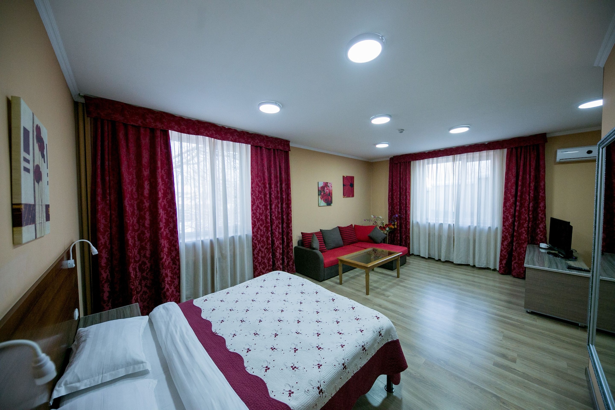 JUNIOR SUITE, QUEEN BED, SOFA