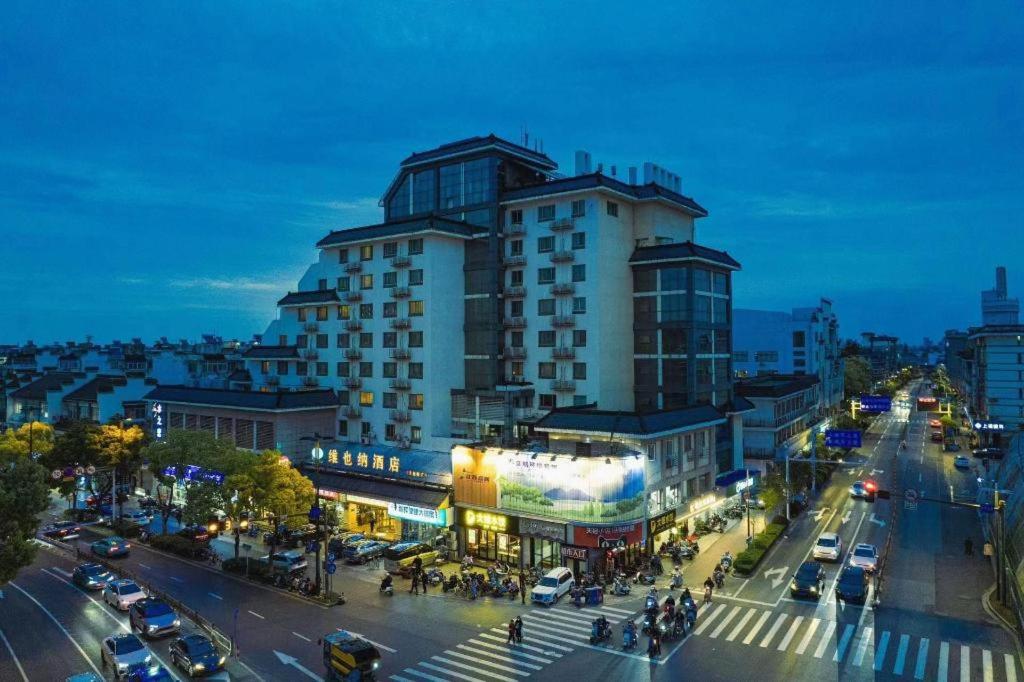 Vienna Hotel (Yangzhou Wenchang Pavilion) 1/40
