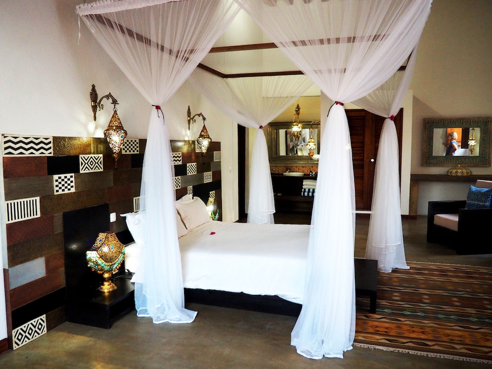 Senior, Queen Bed