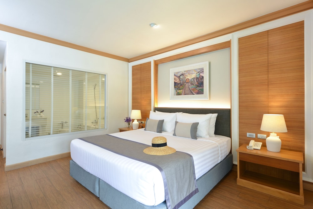 SUITE, KING BED, LIVING AREA