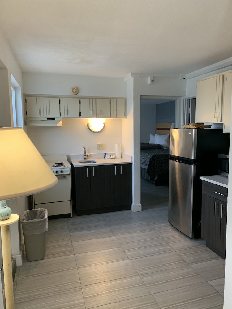 Arya Blu Inn and Suites (Ex Days Inn Ormond Beach Mainsail Oceanfront) 5/43