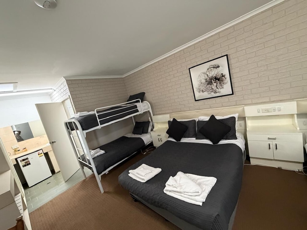 Capricorn Motor Inn 18/55