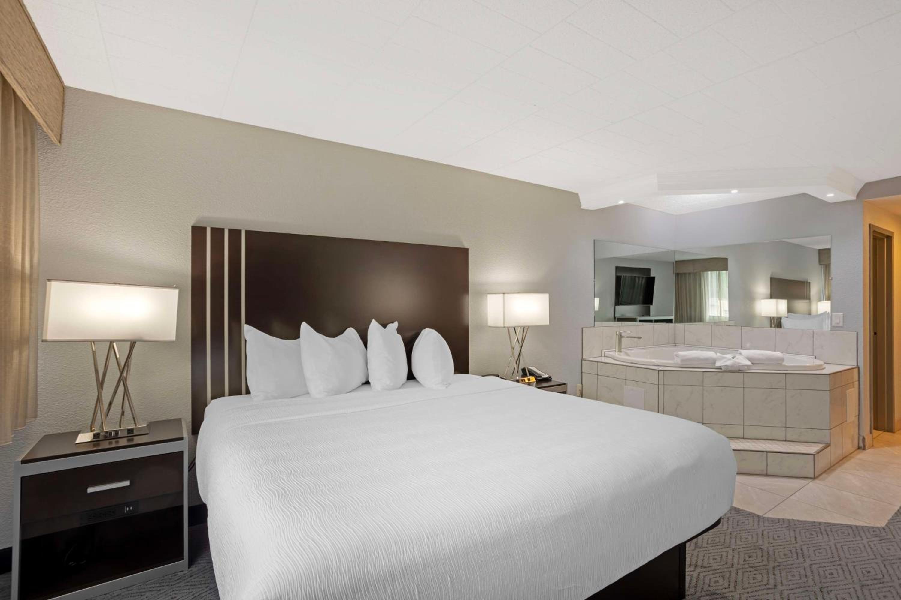 غرفة بسرير كينج بجاكوزي، Best Western Plus Reading Inn & Suites 3/9