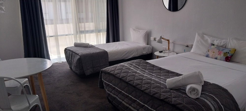 غرفة قياسية بسرير كوين وسرير فردي، Comfort Inn Commodore Albury 3/6