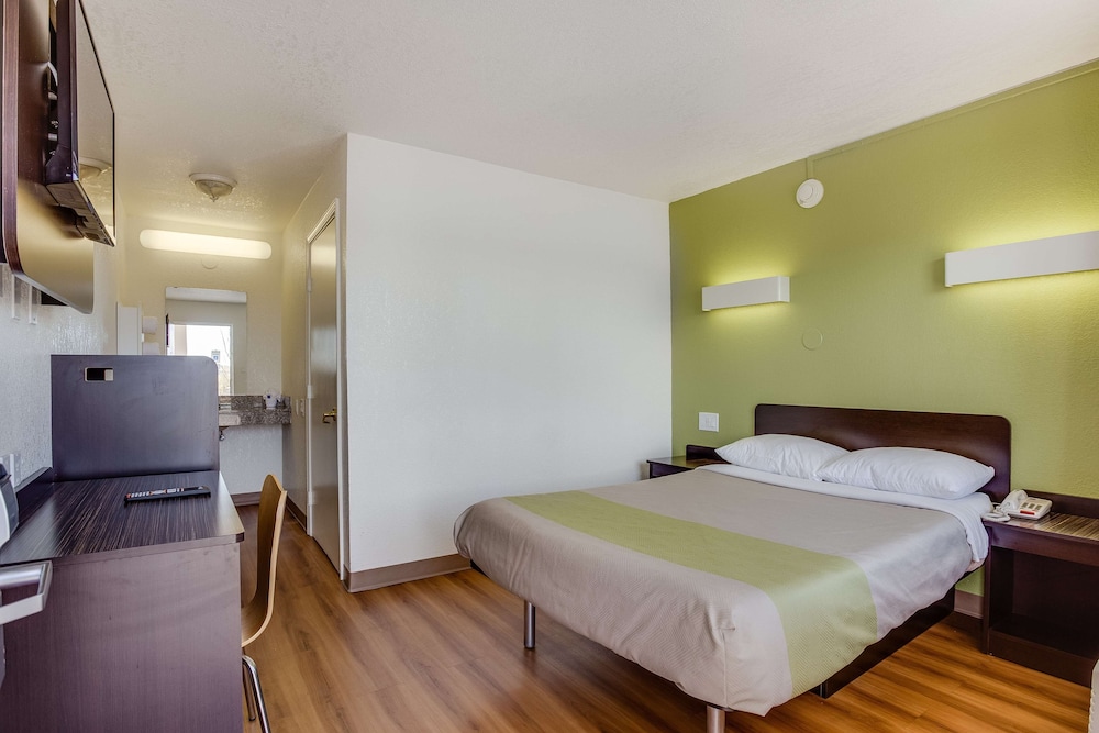 Motel6 El Paso, TX - West 18/66