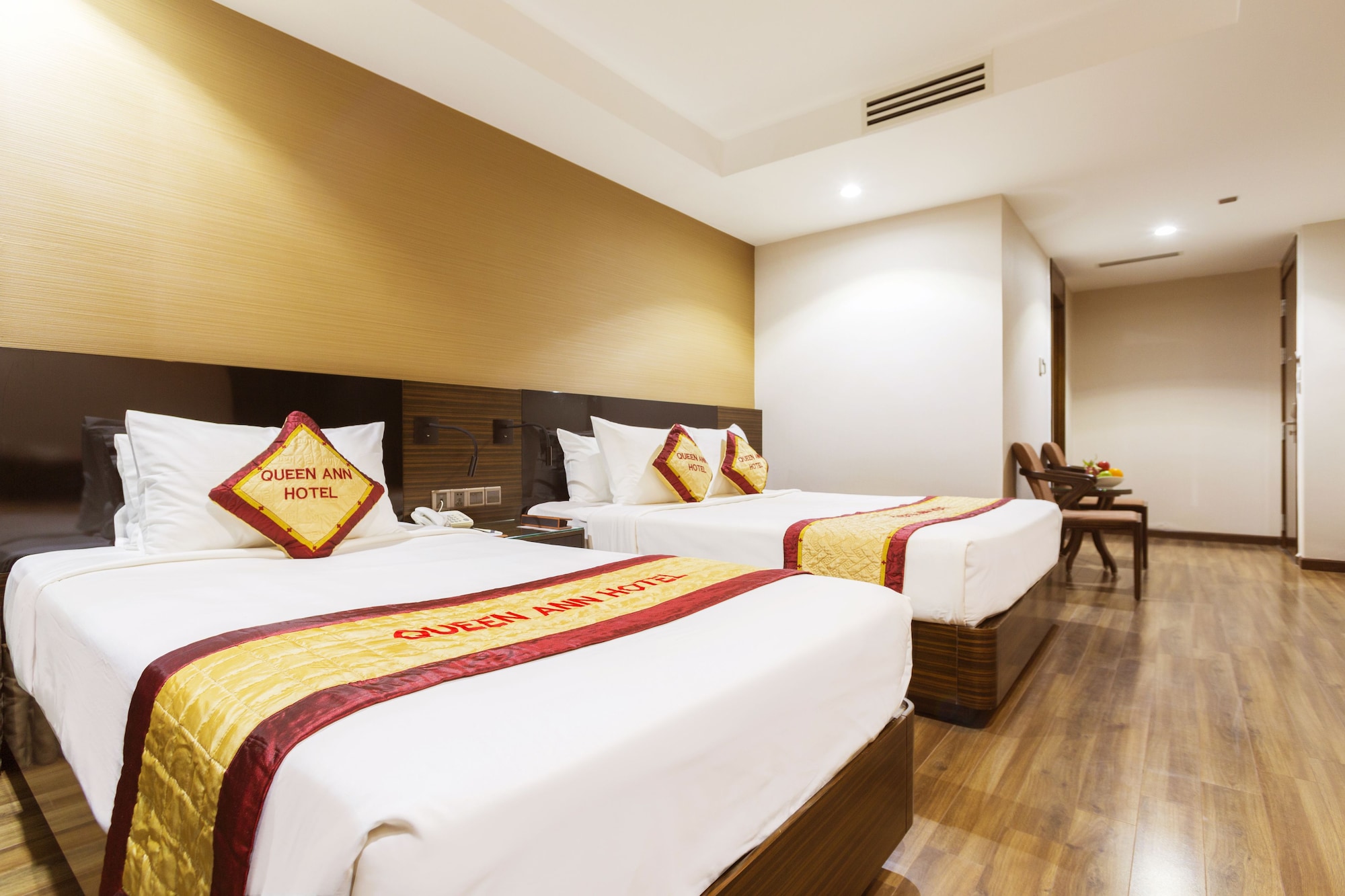 غرفة ديلوكس ثلاثية بسرير مزدوج وسرير فردي، QUEEN ANN HOTEL 6/10