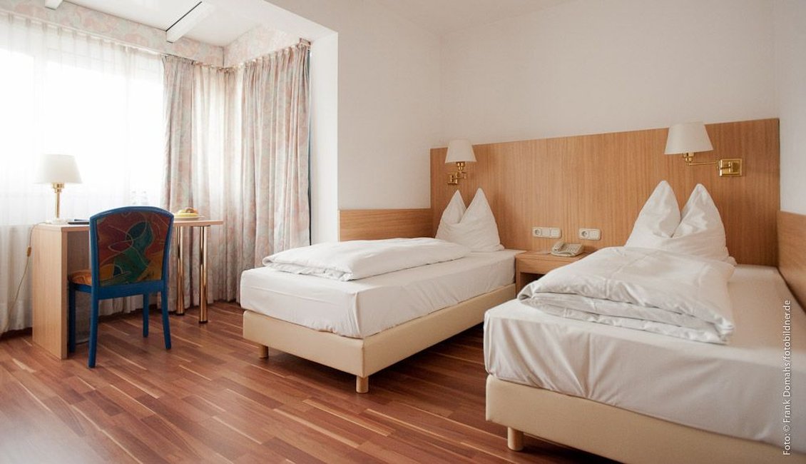 ROOM, DOUBLE BED