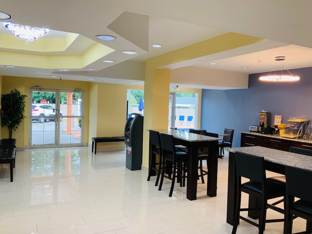 Days Inn And Suites By Wyndham Tampa Raymond James Stadium 40/51