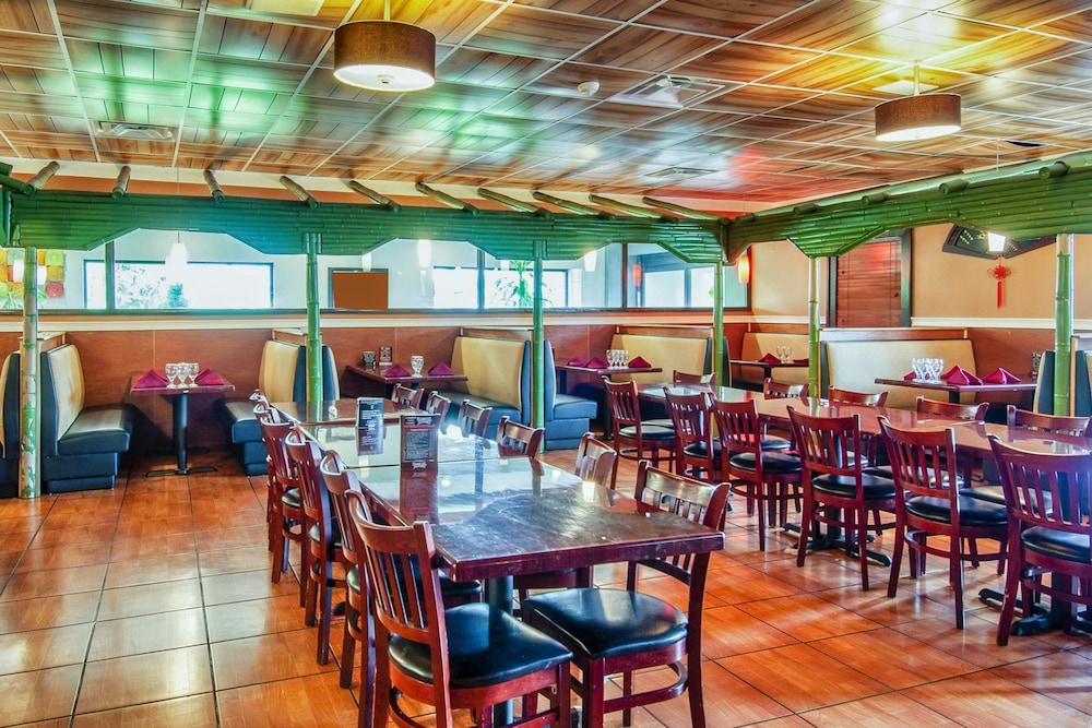 Days Inn & Suites by Wyndham Johnson City 26/36