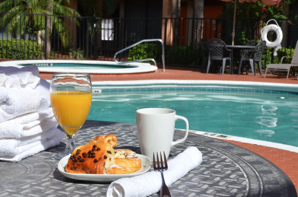 Days Inn & Suites by Wyndham Orlando Airport 17/28
