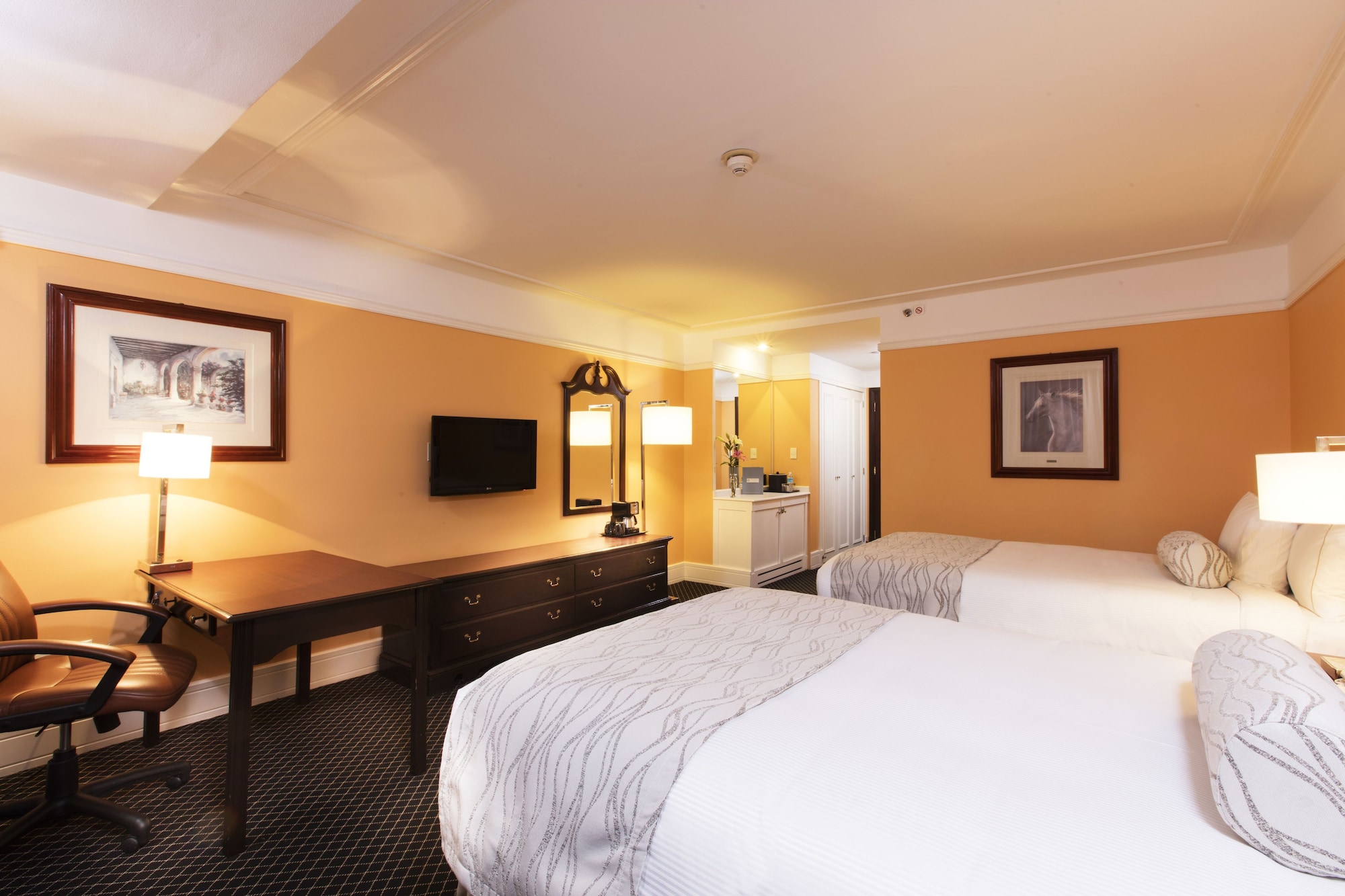 DELUXE, 2 DOUBLE BEDS