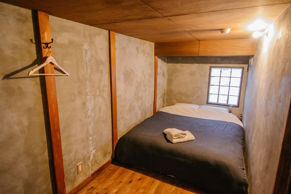 ROOM, DOUBLE BED