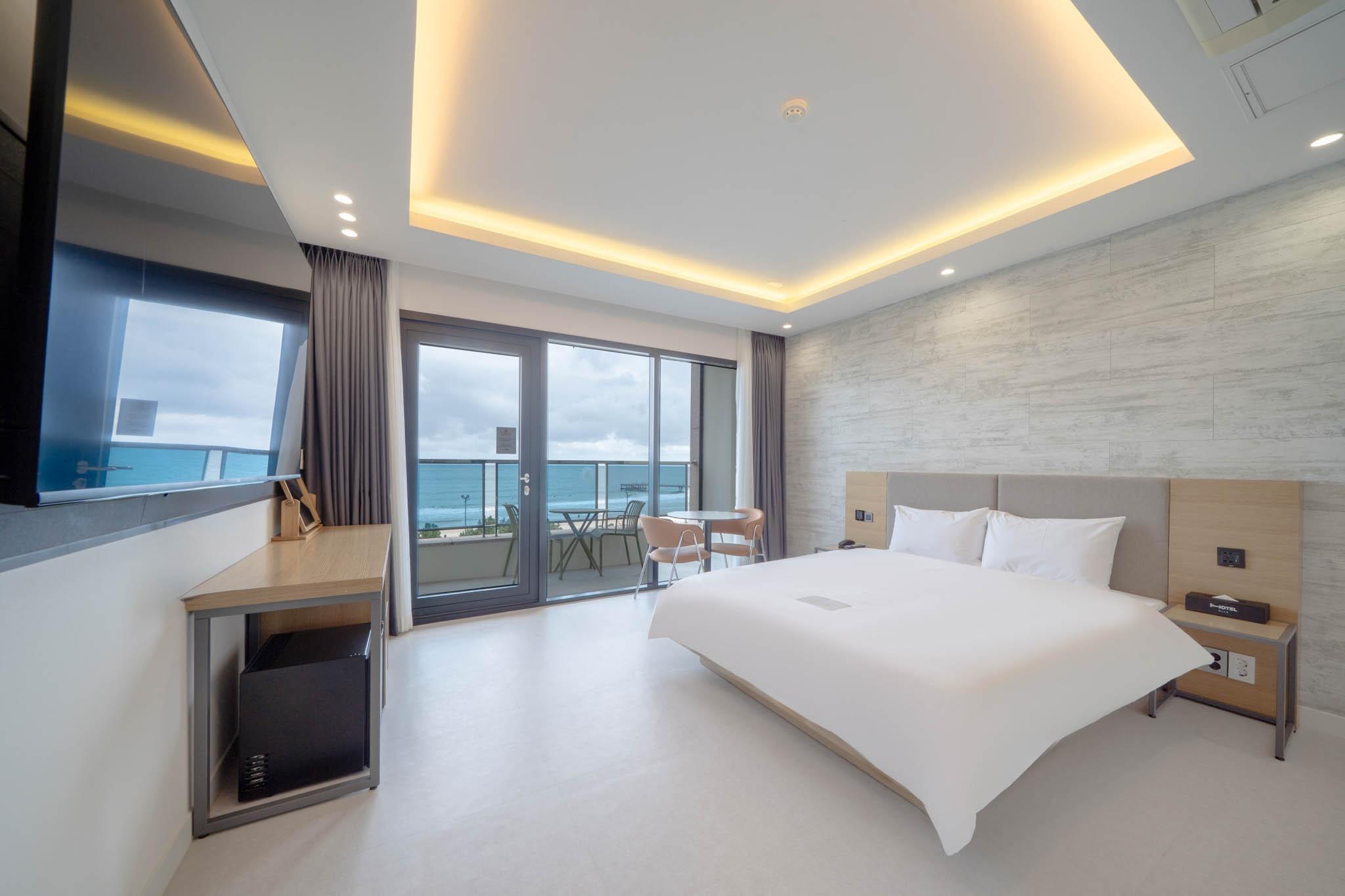 Interior, Ocean, Superior, Double Bed, Terrace, Bathtub, Low Floor