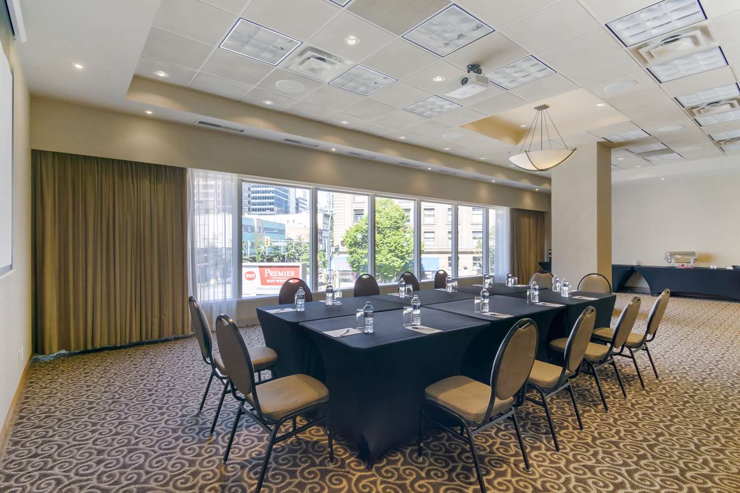 Best Western Premier Chateau Granville Hotel and Suites and Conf. Centre 53/61