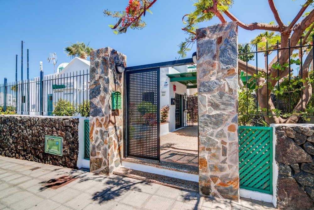 Las Acacias Apartments 3/32