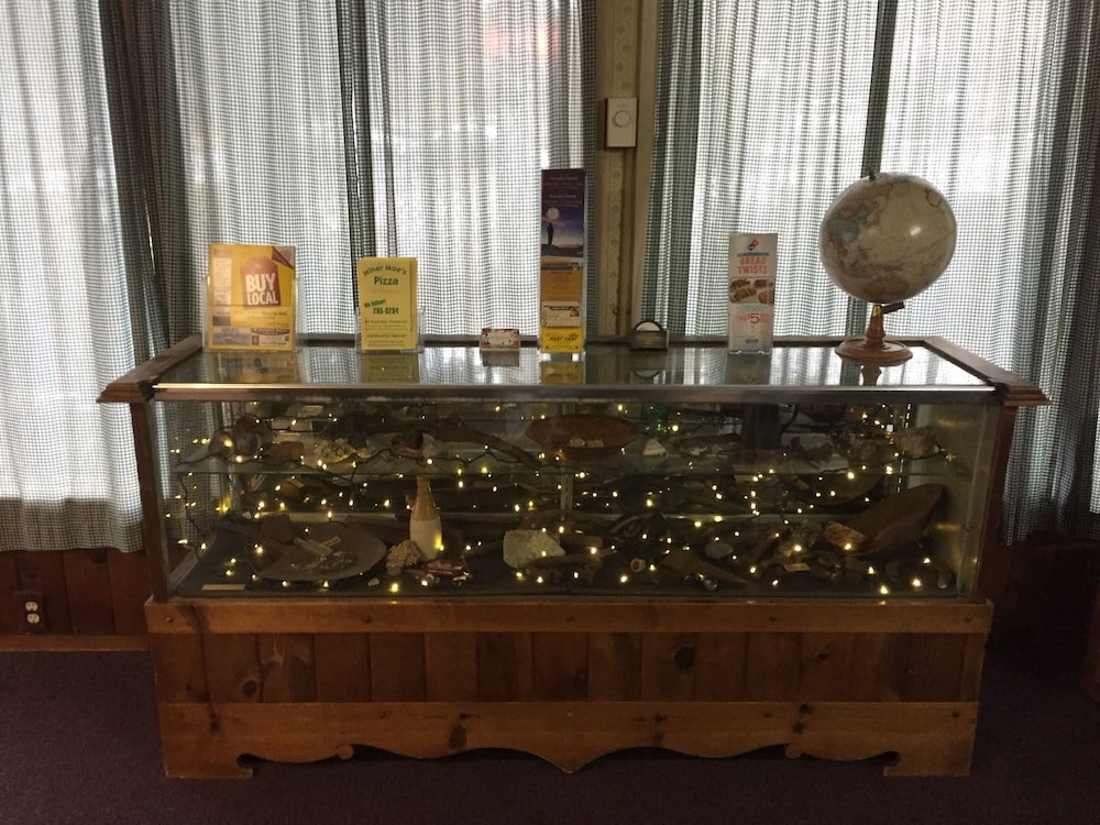 Holiday Lodge 7/66