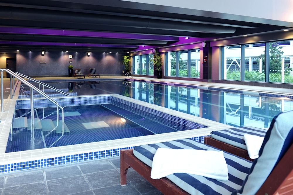 Village Hotel London Watford 17/50