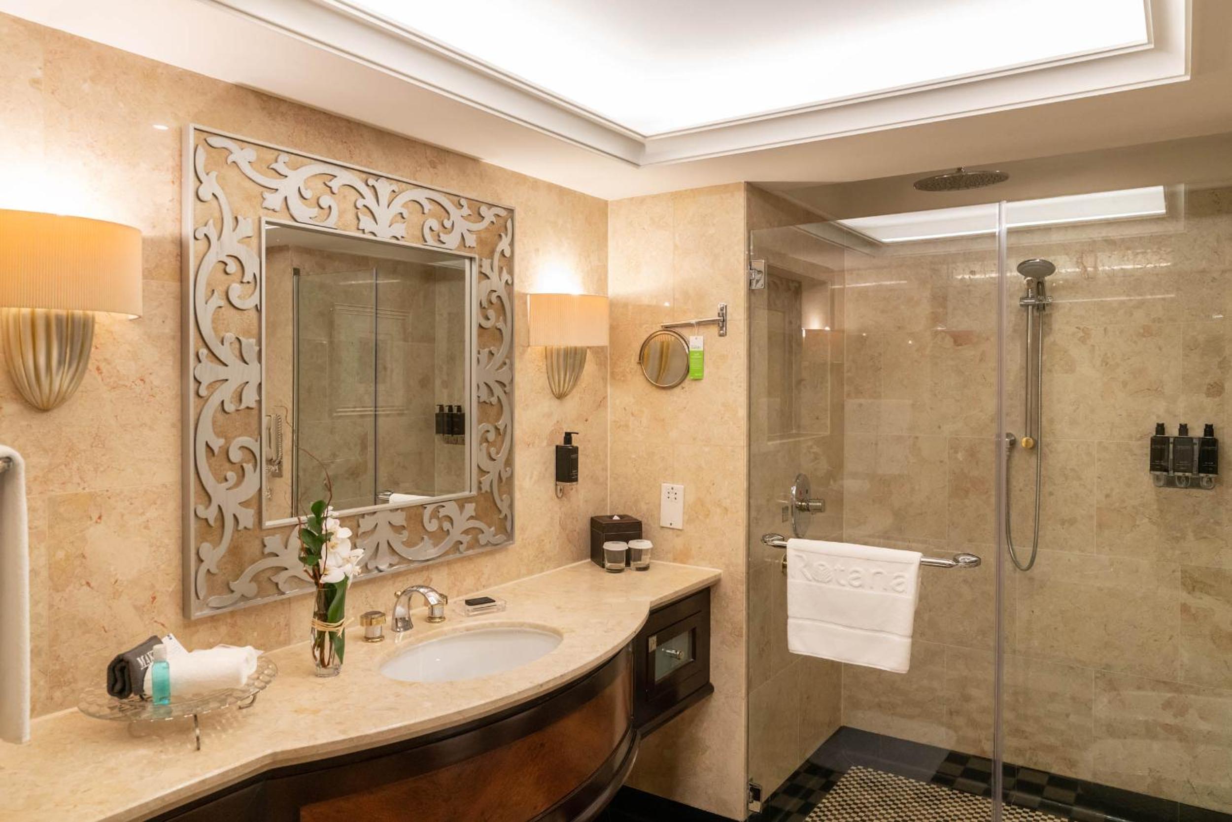غرفة بإطلالة على البحر بشرفة مع أريكة، Beach Rotana Abu Dhabi Hotel 3/3