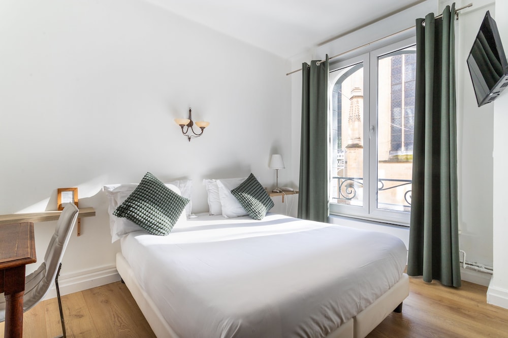 ROOM, DOUBLE BED, BATHTUB