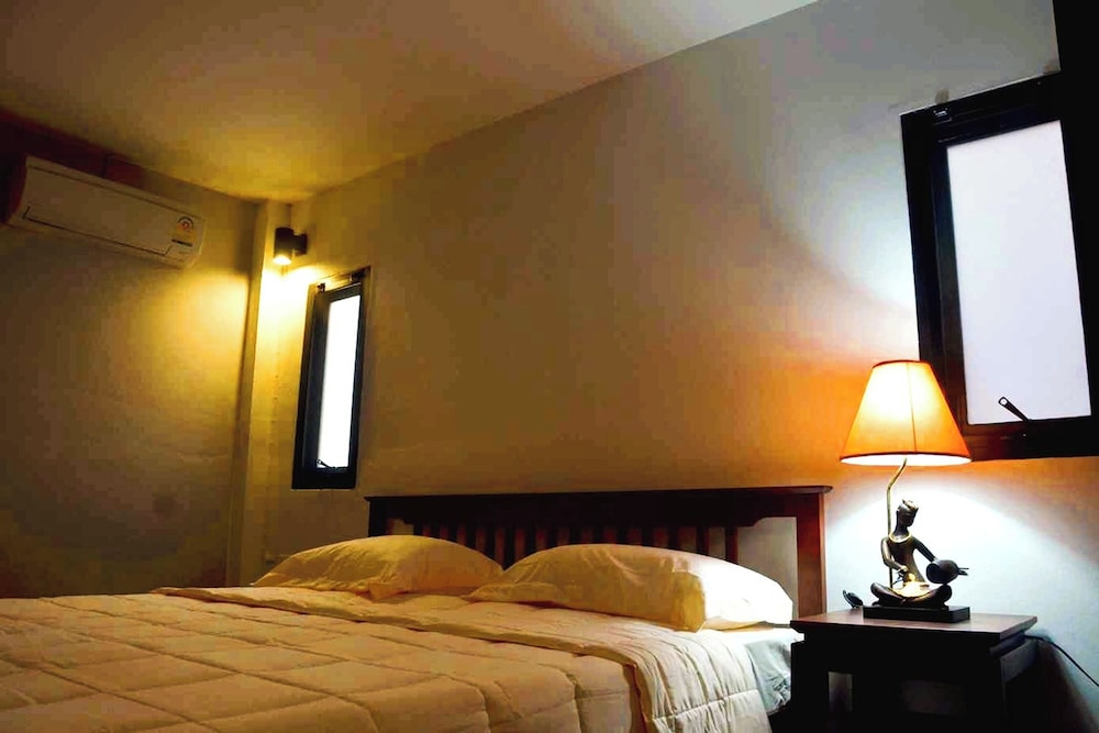 DELUXE, KING BED