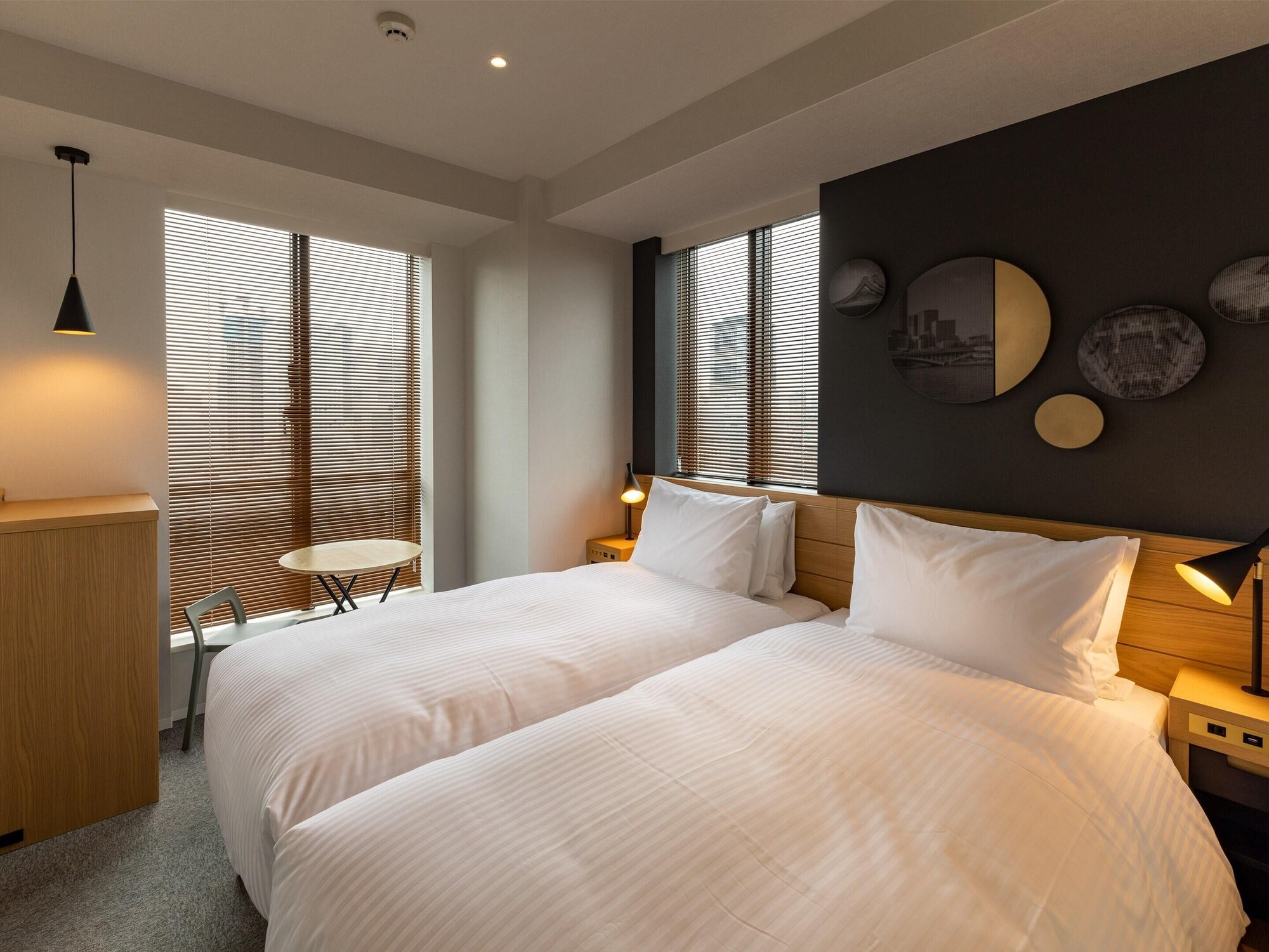 HOLLYWOOD, TWIN BEDS