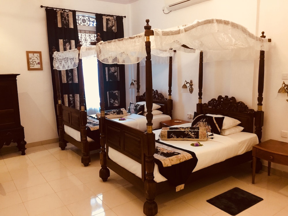 Manor House Boutique 33/50