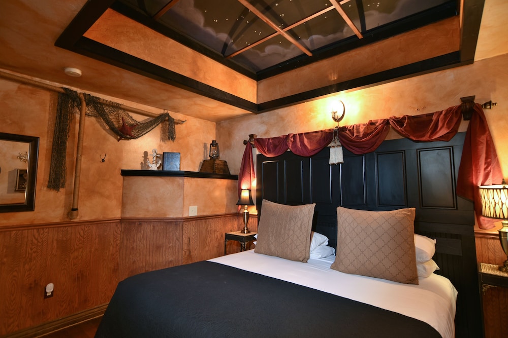 Island, Queen Bed