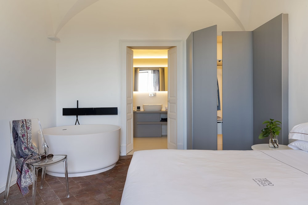 EXCLUSIVE, DOUBLE OR TWIN BED, BATHTUB, COURTYARD AREA