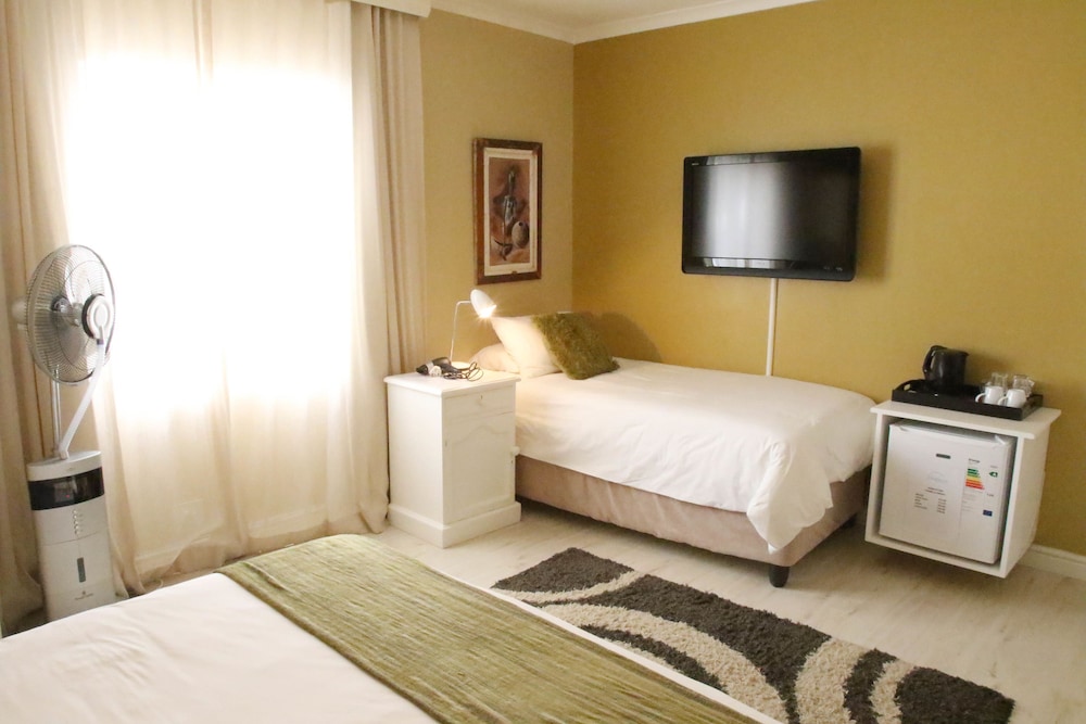 Dolphin Inn Guest House 12/74