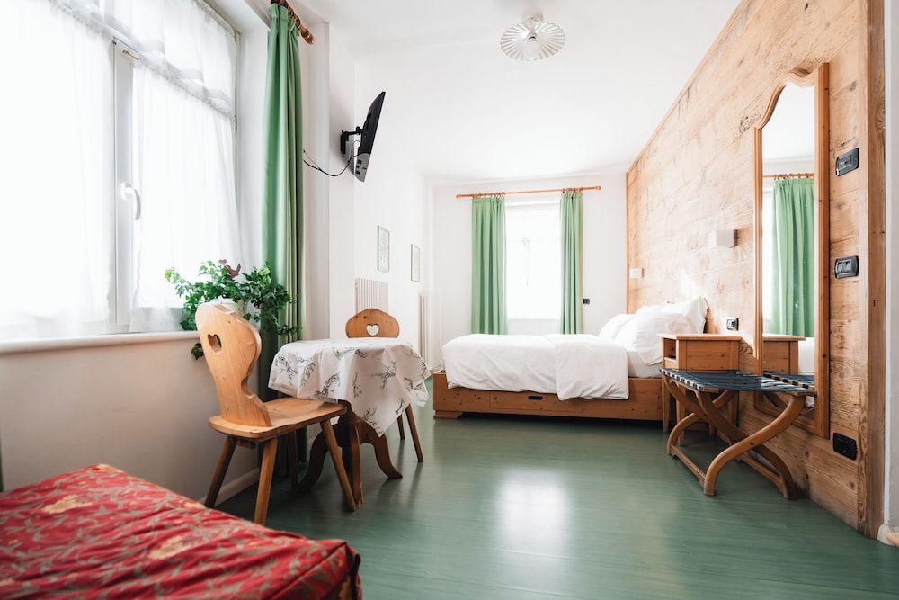 Junior Suite, 1 Double and 1 Single Bed, Hotel Oasi 5/6