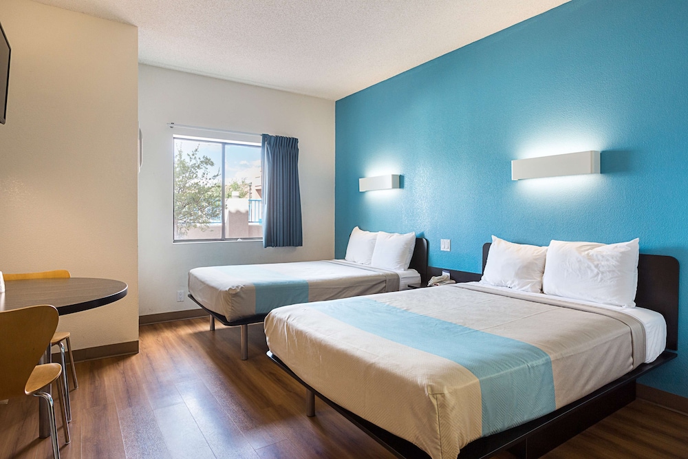 غرفة بسريرين مزدوجين بحوض استحمام لذوي الإعاقة، Motel6 Page, AZ 4/10