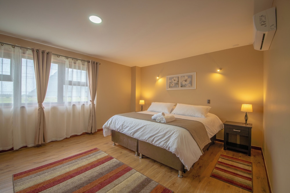 Junior, Queen Bed, Mountain View