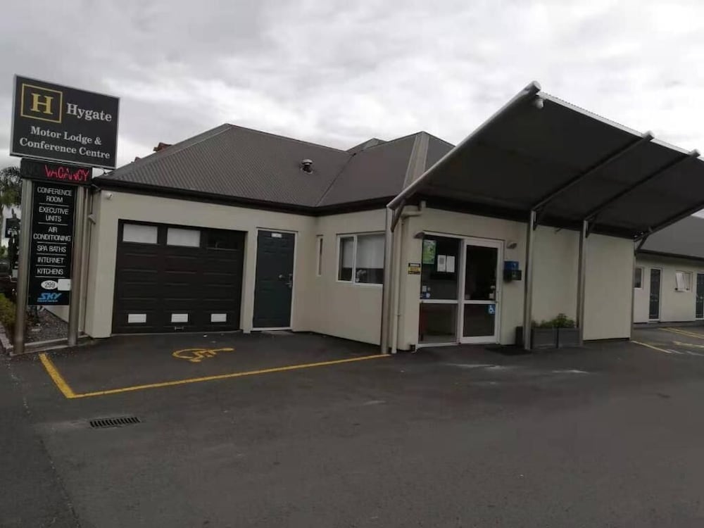 Beetham Park Motel 46/54