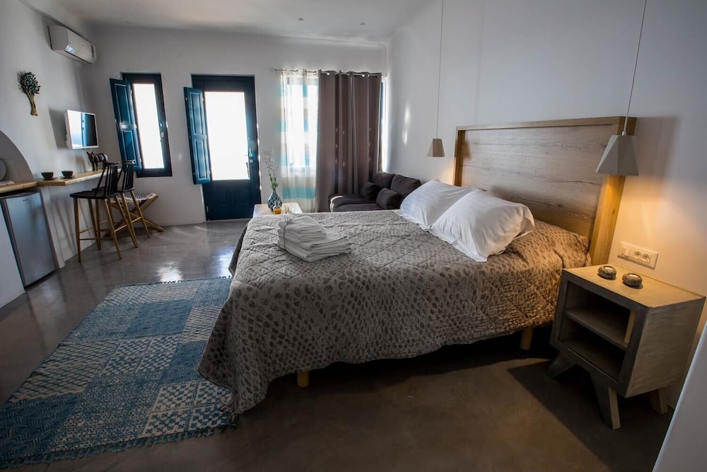 HONEYMOON, SUITE, KING BED, CALDERA VIEW, OUTDOOR JETTED TUB