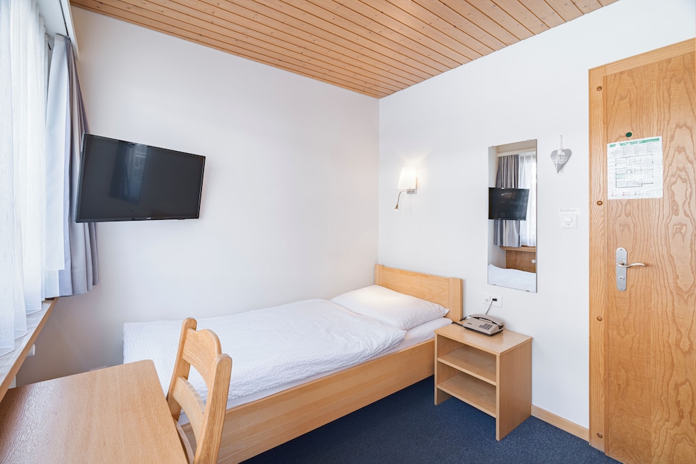 ROOM, SINGLE